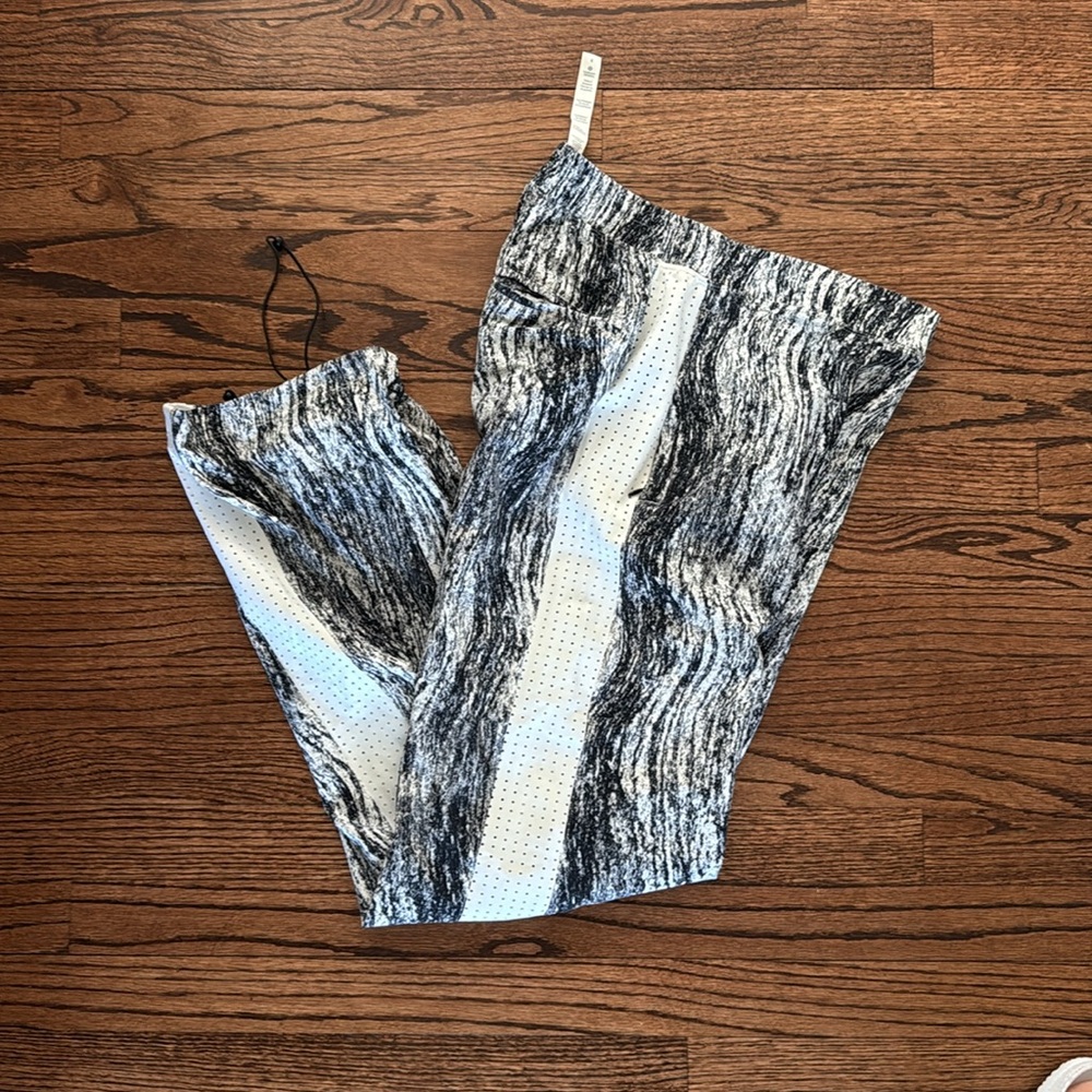 Lululemon City Summer Pant . White/black. Size 4. Never worn .